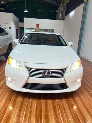 Lexus ES300h full premium yaer 2013 ក្នុង លឿង