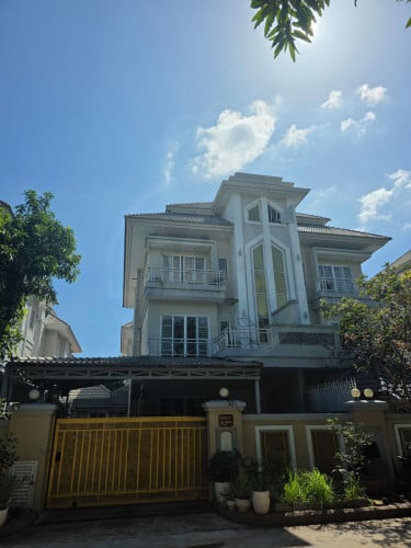 Lovely Twin Villa for Sale in Urgent in Borey Hi-Tech Luxury