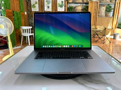 Macbook pro 15,9inh 2019 Ram32 512G ស្អាត98%