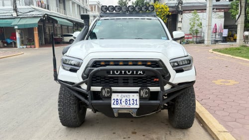 Toyota Tacoma 016 TRD full