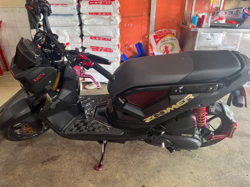 Zoomer 020 ថ្មី99% ថែមគ្រឿងលេងស្មេីនិងតម្លៃជិត1000$