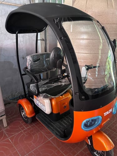 ម៉ូតូកង់បីអាគុយមានដំបូល