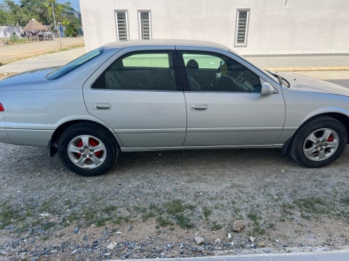 រថយន្តទើបកាតមកថ្មីៗ