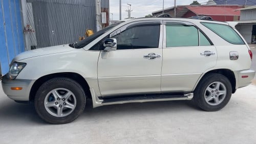 តម្លៃ 8500$ ដាច់ អត់ចុះទេ Lexus.RX300.ឆ្នាំ2000.ប៉ុង2.ពណ៌ស.អត់ដែលប្រើហ្គាសទេ.ស្រួលជិះណាស់លេងហើយស្អាត
