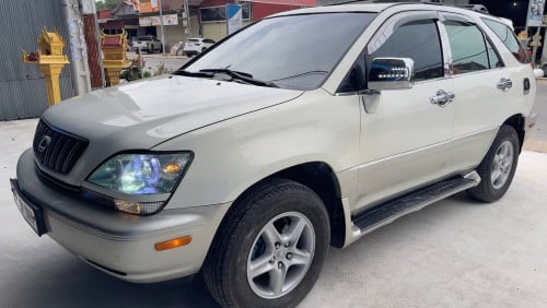 តម្លៃ 8500$ ដាច់ អត់ចុះទេ Lexus.RX300.ឆ្នាំ2000.ប៉ុង2.ពណ៌ស.អត់ដែលប្រើហ្គាសទេ.ស្រួលជិះណាស់លេងហើយស្អាត