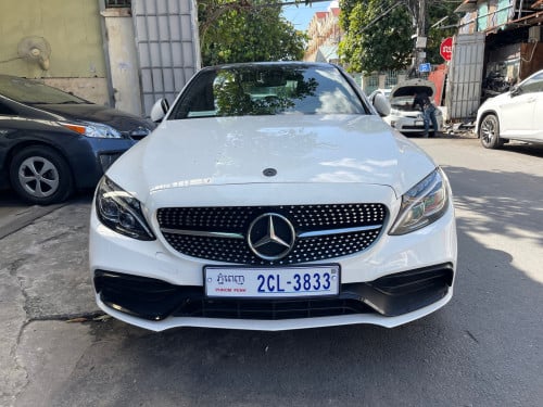 ទេីបយកមក​ Mercedes-Benz  C-Class 4MATIC C300 Up C63  AMG​ Full Options  ឆ្នាំ2015 ពណ៌​សរកាំម៉ៃ​ ​