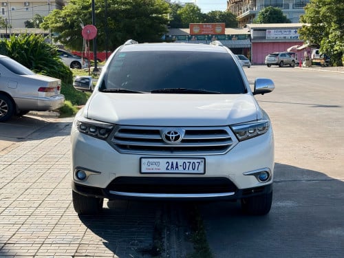 2011 V4 កៅអី3ជួរ ក្នុងលឿង បើកដំបូល បាសJBL កាំមេរា 360°