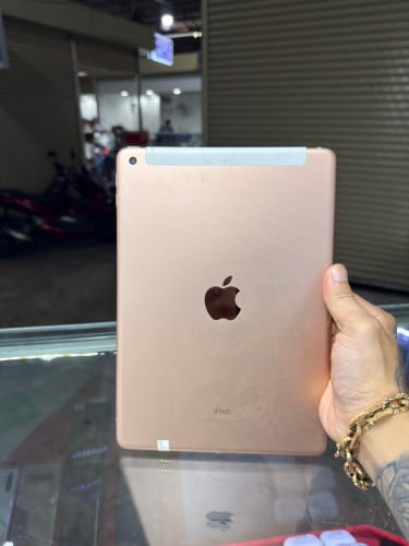 iPad 6th Generation Gold J/A HD32GB Phone Condition 97% , Sim & WiFi , ម៉ាស៊ីនហ្សីន