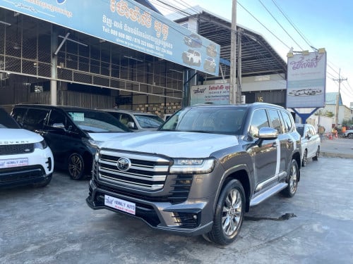 Toyota Land Cruiser LC 300 VX-R Full Options 2022 • Options ( Auto doors ទ្វាបុឺត 4 ទ្វា )