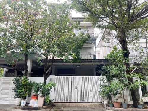 វីឡាភ្លោះ សម្រាប់ជួល នៅបុរីប៉េងហួត បឹងស្នោរ