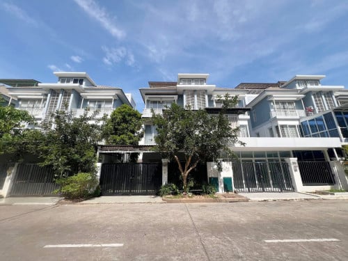 វីឡាភ្លោះ សម្រាប់ជួល នៅបុរីប៉េងហួត បឹងស្នោរ