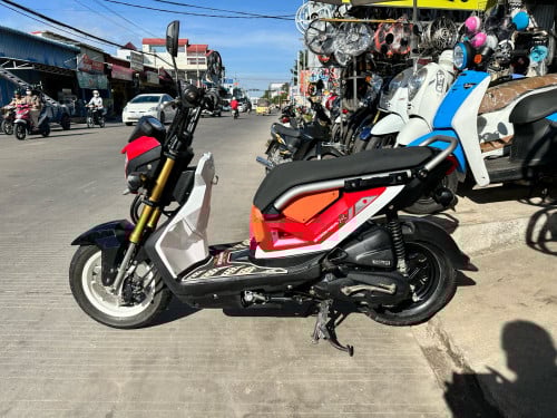 ម៉ូតូល្អប្រើ កាតស៊ីន ស្អាតសង្ហា នៅពន្លឺសុវណ្ណ