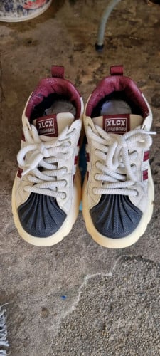 ស្បែកជើងប៉ាត់តាមួយទឹកនៅស្អាតលក់តម្លៃ10$ទំហំជើងលេខ43