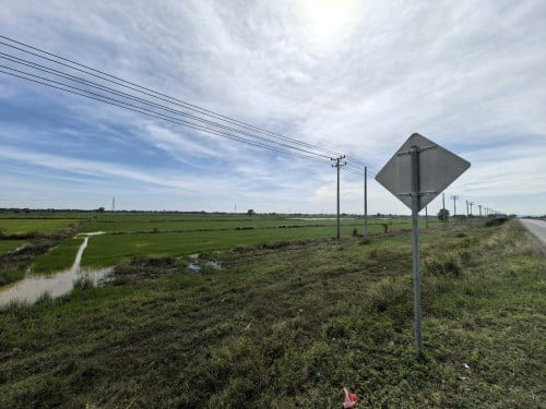 ដីមុខជាប់ហៃវេ200ម ជម្រៅ600ម នៅឃំុជ្រៃ ស្រុកថ្មគោល នៅជិតផ្លូវចុះទៅកំពីងពួយ