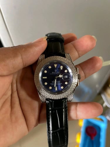 នាឡិកាស្វីសដាំត្បូងជាប់តួឯណុកខ្សែស្បែកលក់តម្លៃ45$