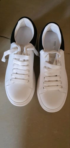 ស្បែកជើងប៉ាត់តាថ្មីស្អាតមិនទាន់បានប្រើទេទំហំជើងលេខ42