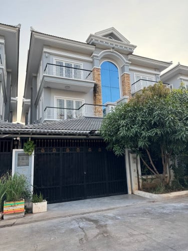 វីឡាភ្លោះសម្រាប់ជួលនៅបុរី វិមានភ្នំពេញ 598 មានសម្ភារះ