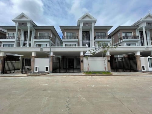 វីឡាភ្លោះAលក់បន្ទាន់ / Twin Villa For Sale (Roseville)