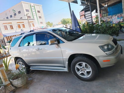 ទ្បានលក់RX300 ឆ្នាំ2000 ប៉ុងមួយ ពណ៌ស 8500 ចរចា