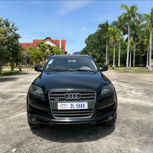 Audi Q7 សាំង កៅអីបីជួរ
