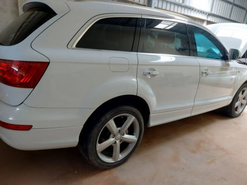 Audi Q7 2011 fulloption smart key  V6 សាំង