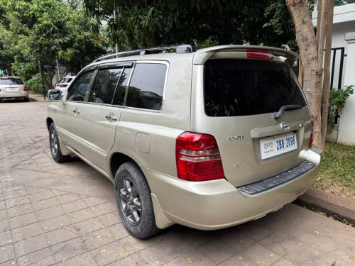 Highlander Limitted 03 V6 ប៉ុង1 កៅអីចុច ដំបូលបេីក ពាក់កណ្តាលហ្វូលជង្គៀងគុជ កំរាលជើងVIP
