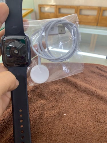 Apple watch SE  44mm មានថែមជាមួយនិងខ្សែសាកហ្សីន USB តម្លៃត្រឹមតែ 105$ទេបងៗ