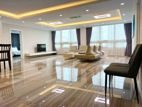 Luxury 2-Bedroom Penthouse for Rent – Modern & Bright!