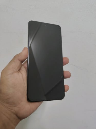 Realme 12 5G មួយទឹកស្រនំមានខ្សែ