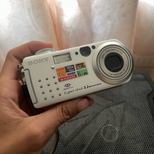 Sony Cyber-shot DSC-P5 digital
