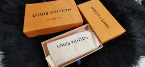 តាហូបដៃមនុស្សប្រុស។