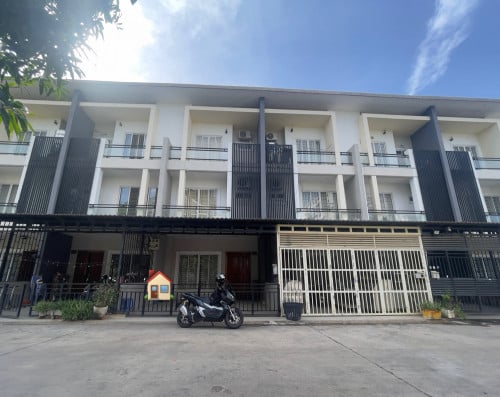 វីឡារកូនកាត់សម្រាប់លក់នៅបុរីហាយលែនសែនសុខ