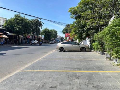 ផ្ទះអាជីវកម្មហាង សម្រាប់ជួលខាងត្បូងផ្សារទួលទំពូង