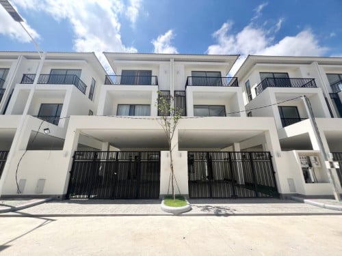 វីឡាភ្លោះសម្រាប់លក់ នៅក្នុងបុរីប៉េងហួត បឹងស្នោរ (កំពុងមានចំណូលពីការជួលស្រាប់)