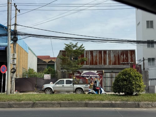 ដី និង ឃ្លាំង ជួល លេីផ្លូវ 217 ជាប់ធនាគារ kb