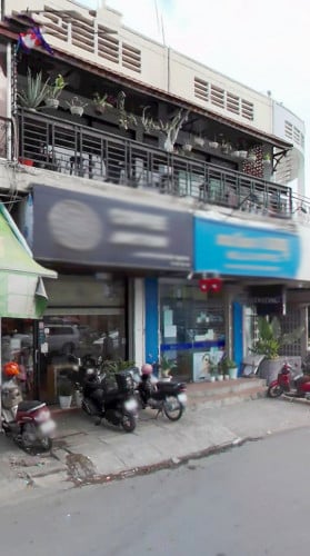 ផ្ទះអាជីវកម្មអតិតហាងកាហ្វេស្រាប់ជួលលើផ្លូវធំជិតសាលា