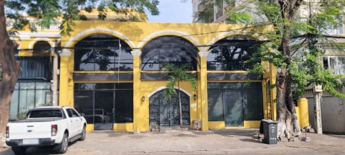 ហាងស្អាតស្រាប់សំរាប់ជួលនៅជិតបរមរាជ្យវាំង