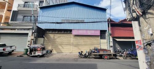 ឃ្លាំងអាជីវកម្មជួលលើផ្លូវកែងអ៊ូរអរអាចប្រកបអាជីវកម្មបានគ្រប់មុខ