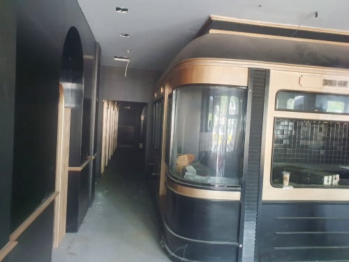 ហាងកាហ្វេសំរាប់ជួលលើផ្លូវធំទល់មុខសកលវិទ្យាលយ័