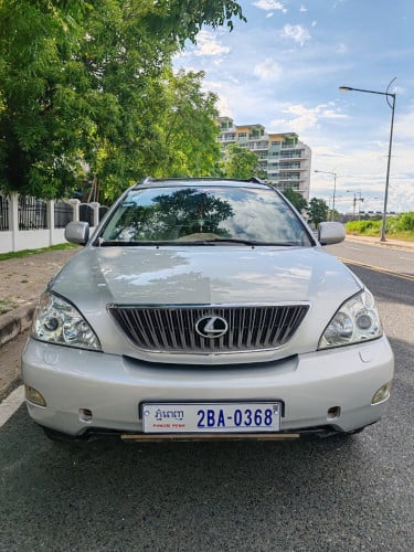 រថយន្តនៅថ្មីស្អាតល្អតុបតែងរួចរាល់ពាក់កណ្ដាលហ្វូលប៉ុងមួយ