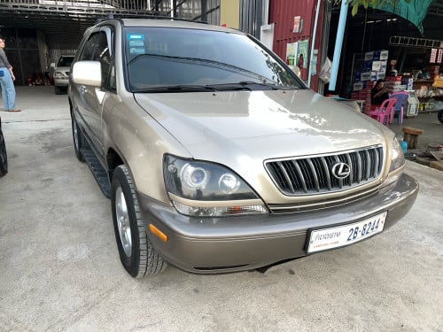 ម្ចាស់ដេីម​ LEXUS 01ប៉ុងមួយ​ ឡានស្អាត