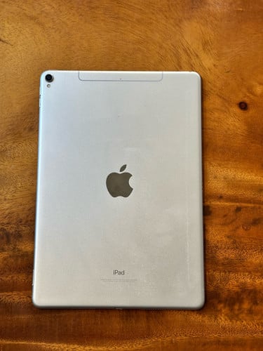 iPad Pro 10.5 2017 64G Sim&Wifi សំណុំហ្សីន ខ្ញុំប្រើប្រាស់ផ្ទាល់ដៃ ចង់លក់វិញព្រោះខ្ញុំដូរសេរី