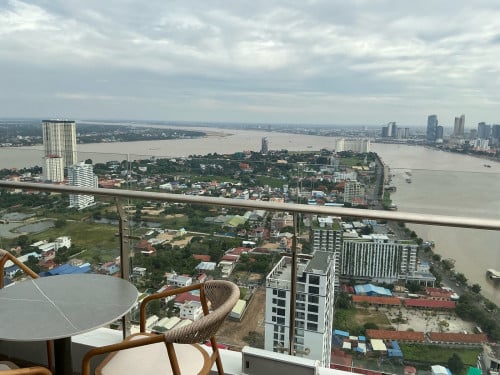 stunning limited high-floor corner unit with city and Tongle Sap views