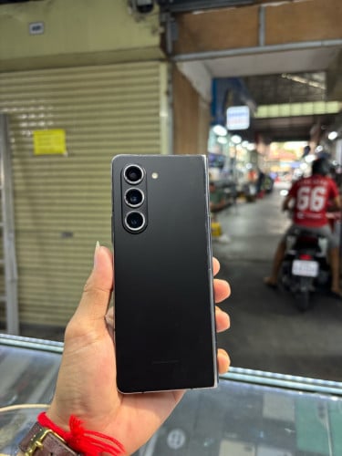 Samsung Zfold5 256G Ram12G Sim2 Global ស្ទើរតួរជាំអេក្រង់ក្នុងតិច