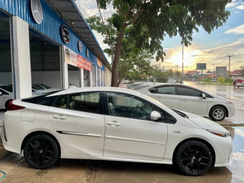 ជ្រើសរើសបុគ្គលិក ផ្នែកលក់រថយន្ត  ភេទ ស្រី ចំនួនមួយអ្នក