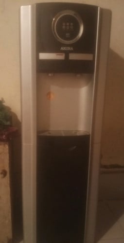 ម៉ាសីុនទឹកក្តៅត្រជាក់នឹងទូរទឹកកក