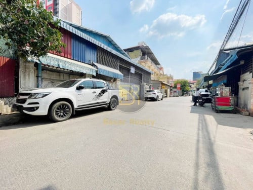 ដី និងឃ្លាំងសម្រាប់ នៅសង្កាត់ផ្សារដើមថ្កូវ