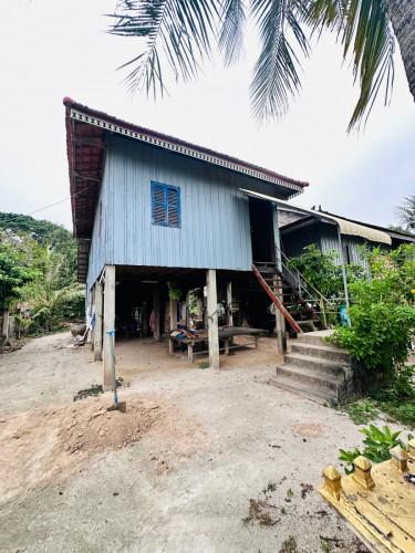 ផ្ទះខ្ពស់សរសថ្ម ប្រកក្បឿងខ្មែរ ក្រាលក្តា ជញ្តើរឈើប្រកតំបូល