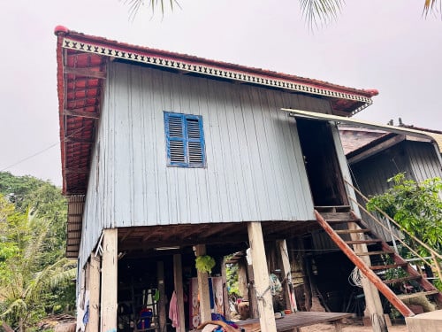 ផ្ទះខ្ពស់សរសថ្ម ប្រកក្បឿងខ្មែរ ក្រាលក្តា ជញ្តើរឈើប្រកតំបូល