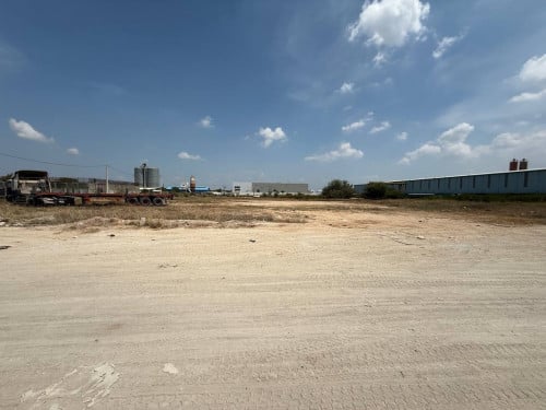 ដីកែងលក់ចុះពីផ្លូវឌីប៉ុកតែ200m